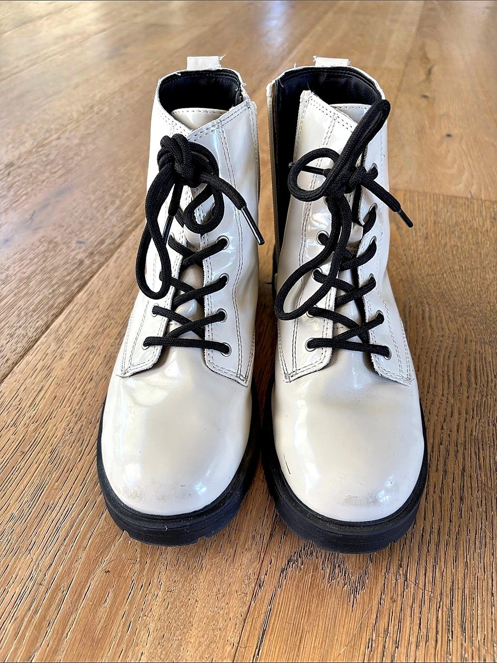 Old Navy Combat Boots in White & Black US 5 Like New